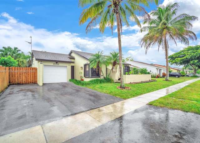 Property at 16682 Royal Poinciana Dr, Weston, FL 33326, 4 beds, 3 baths