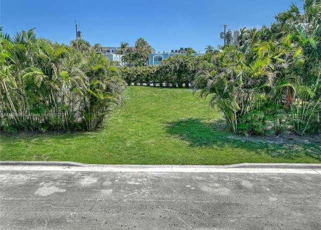 Property at 7 Lakeside Palms Ct, Lake Worth, FL 33460