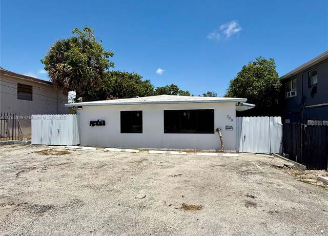 Property at 709 13th St, West Palm Beach, FL 33401, 20 beds, 10 baths