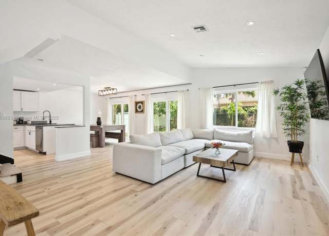 Property at 10560 La Placida Dr, Coral Springs, FL 33065, 3 beds, 2.5 baths
