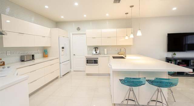 Photo of 10914 NW 70th St, Doral, FL 33178