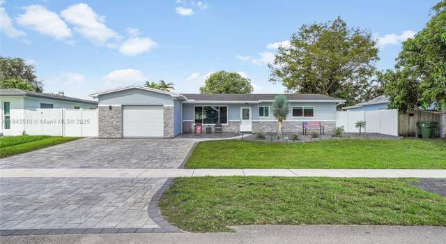 Photo of 521 NW 93rd Ter, Pembroke Pines, FL 33024