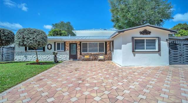 Photo of 640 SW 69th Way, Pembroke Pines, FL 33023
