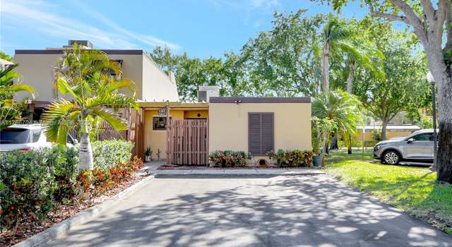 Photo of 1261 W Golfview Dr, Pembroke Pines, FL 33026
