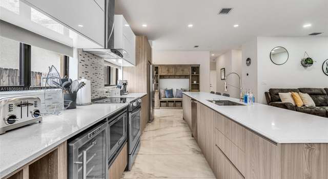 Property at 828 SW 14th Ct, Fort Lauderdale, FL 33315, 3 beds, 2.5 baths