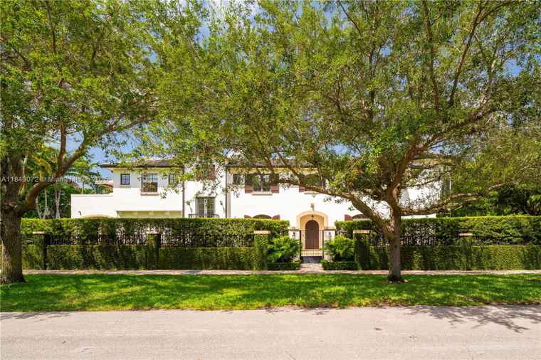 Photo of 6400 San Vicente St Coral Gables, FL 33146