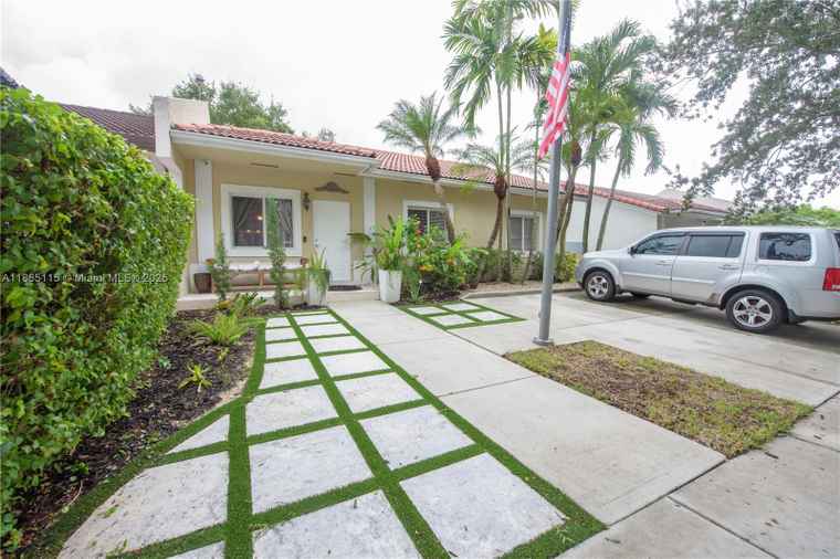 Photo of 935 NE 13th Ave Homestead, FL 33033