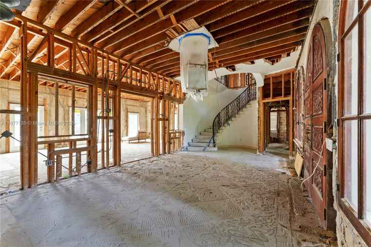 Photo of 5681 Pine Tree Dr Miami Beach, FL 33140