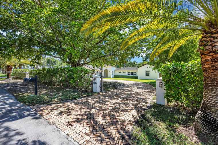 Photo of 13101 SW 81st Ave Pinecrest, FL 33156