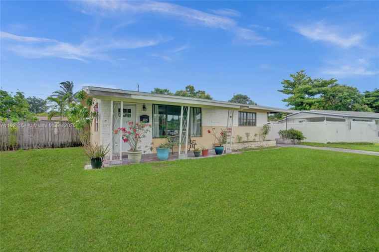 Photo of 2041 Arcadia Dr Miramar, FL 33023