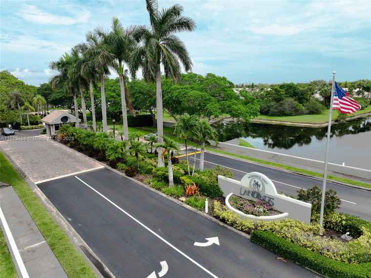 Photo of 10521 SW 13th Ct Pembroke Pines, FL 33025