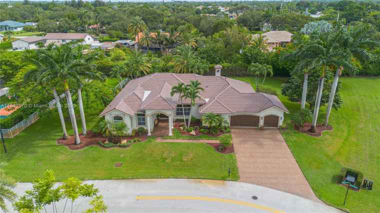 Photo of 13103 SW 16th St Davie, FL 33325