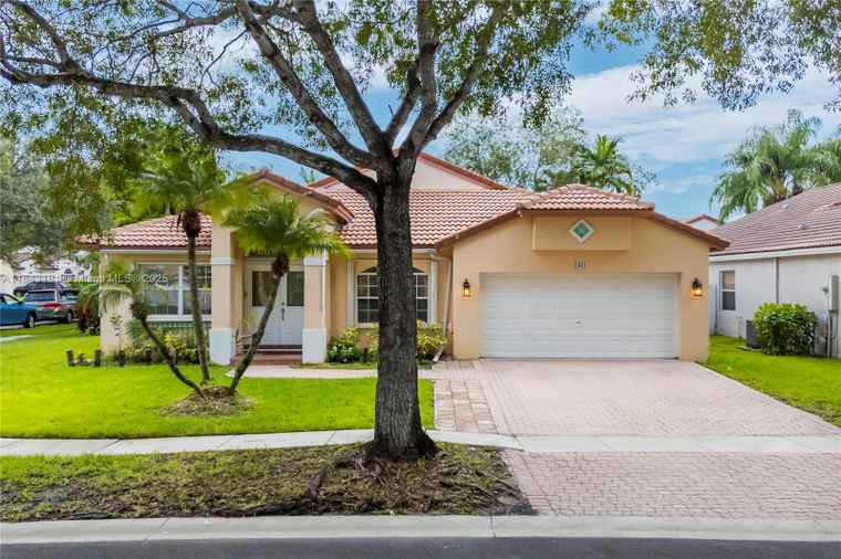 Photo of 1061 NW 185th Ter Pembroke Pines, FL 33029