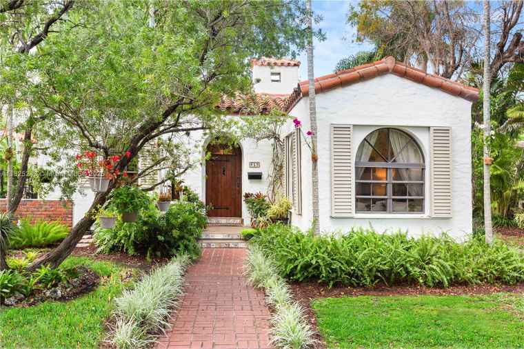 Photo of 425 Cadagua Ave Coral Gables, FL 33146