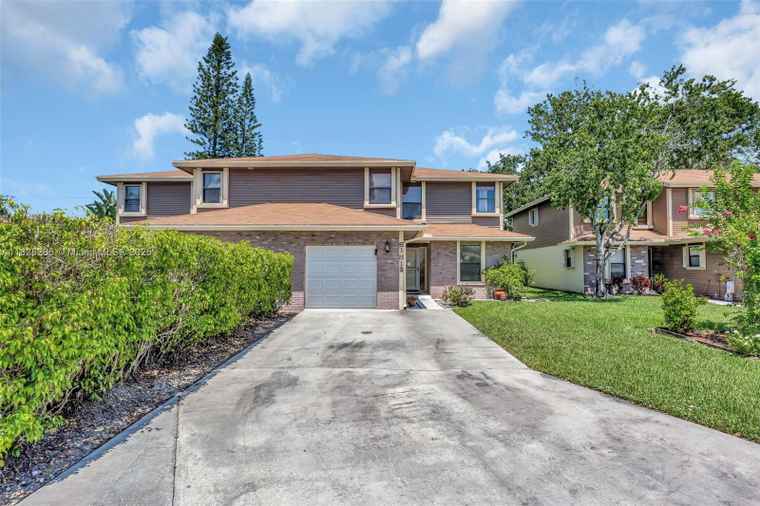Photo of 6181 Pine Tree Ln Unit B Tamarac, FL 33319