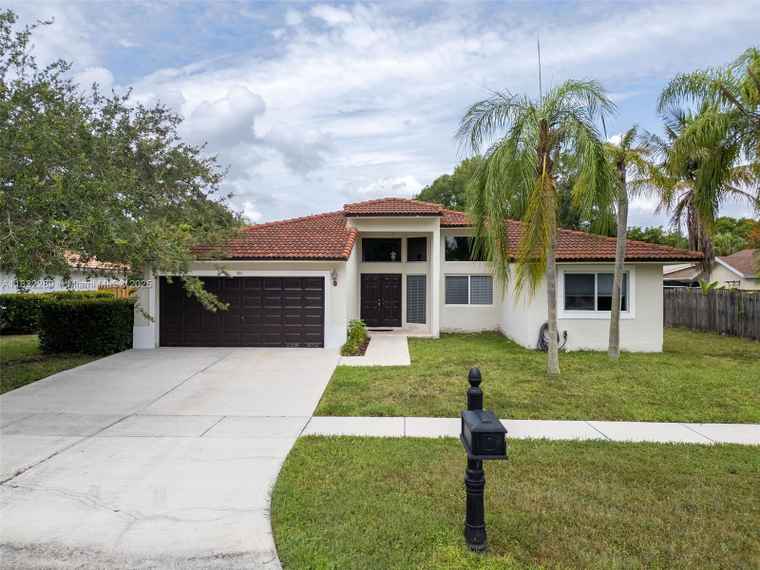 Photo of 581 SW 169th Way Weston, FL 33326
