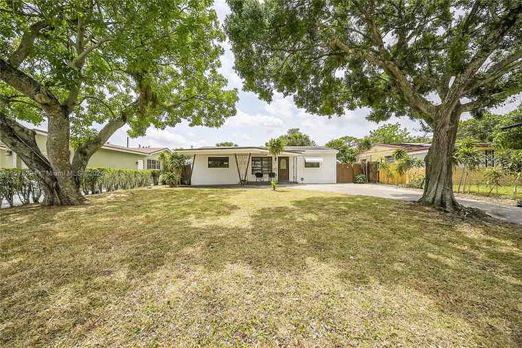 Photo of 2748 SW 8th St Fort Lauderdale, FL 33312