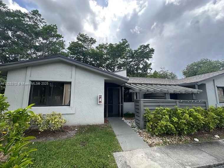 Photo of 453 Lakeview Dr #1 Weston, FL 33326