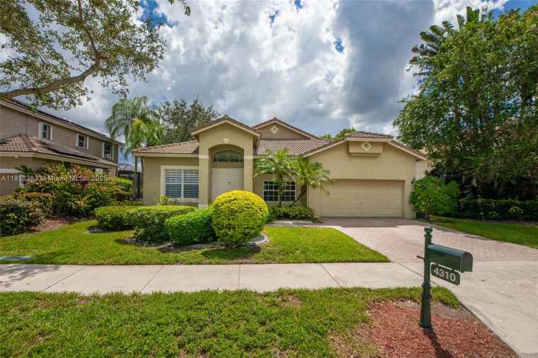 Photo of 4310 Diamond Way Weston, FL 33331
