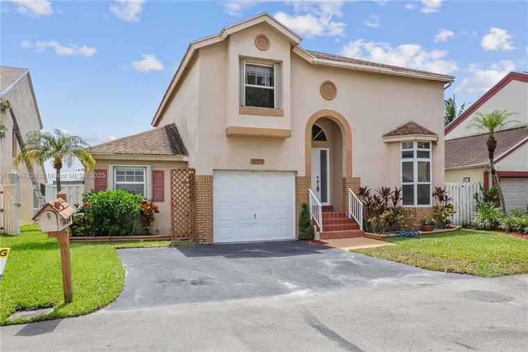 Photo of 1050 SW 109th Ter Davie, FL 33324