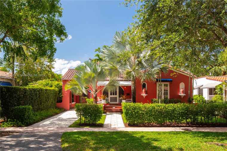 Photo of 525 Aragon Ave Coral Gables, FL 33134