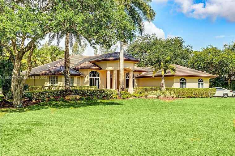 Photo of 6807 NW 66th Way Parkland, FL 33067
