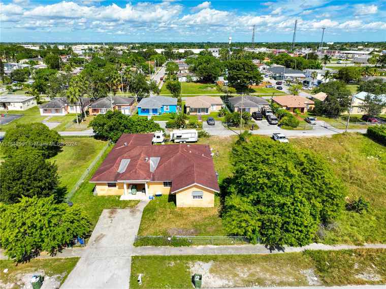 Photo of 657 SW 7th St Homestead, FL 33030