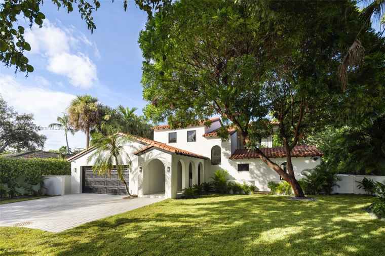 Photo of 6811 Riviera Dr Coral Gables, FL 33146