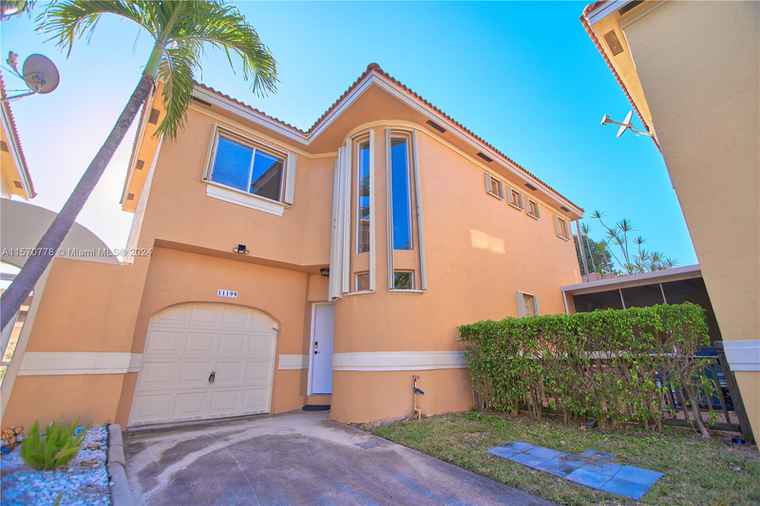 Photo of 11199 Lakeview Dr Coral Springs, FL 33071