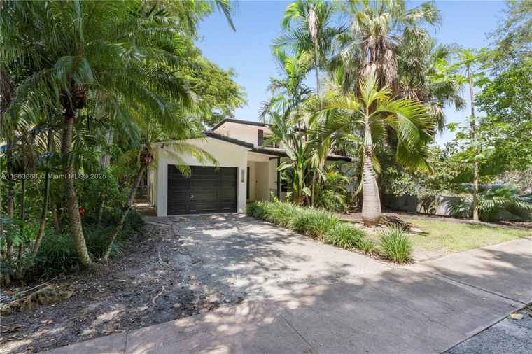Photo of 5520 San Vicente St Coral Gables, FL 33146