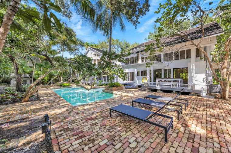Photo of 5600 Oakwood Ln Coral Gables, FL 33156