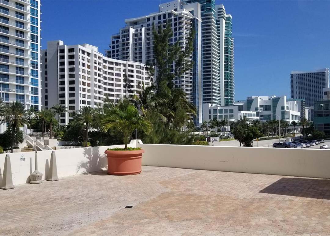 3000 S Ocean Dr #804, Hollywood, FL 33019