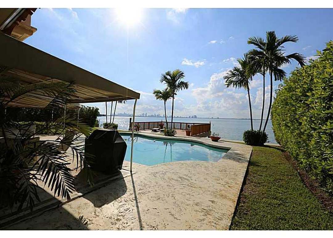 5370 N Bay Rd, Miami Beach, FL 33140
