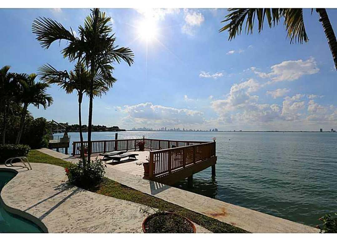 5370 N Bay Rd, Miami Beach, FL 33140