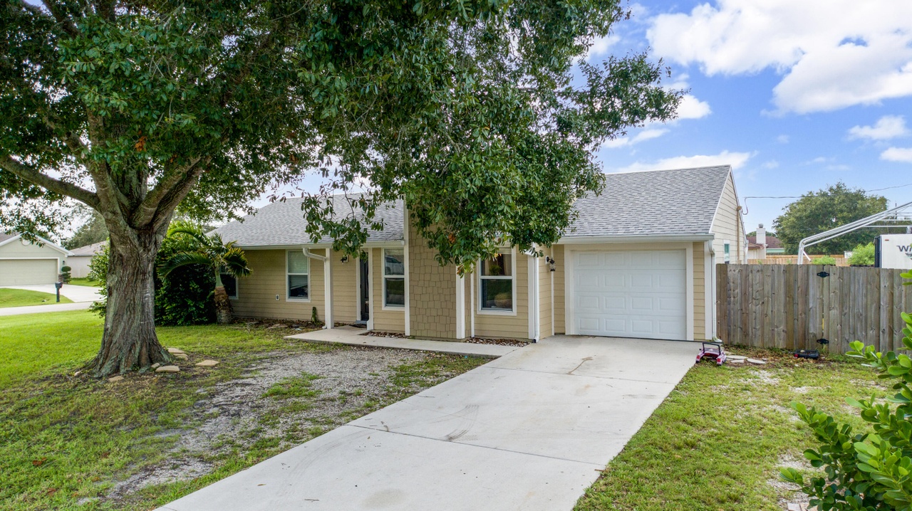 542 SW Dwight Ave, Port Saint Lucie, FL 34983 | MLS# RX-10916110 | Redfin