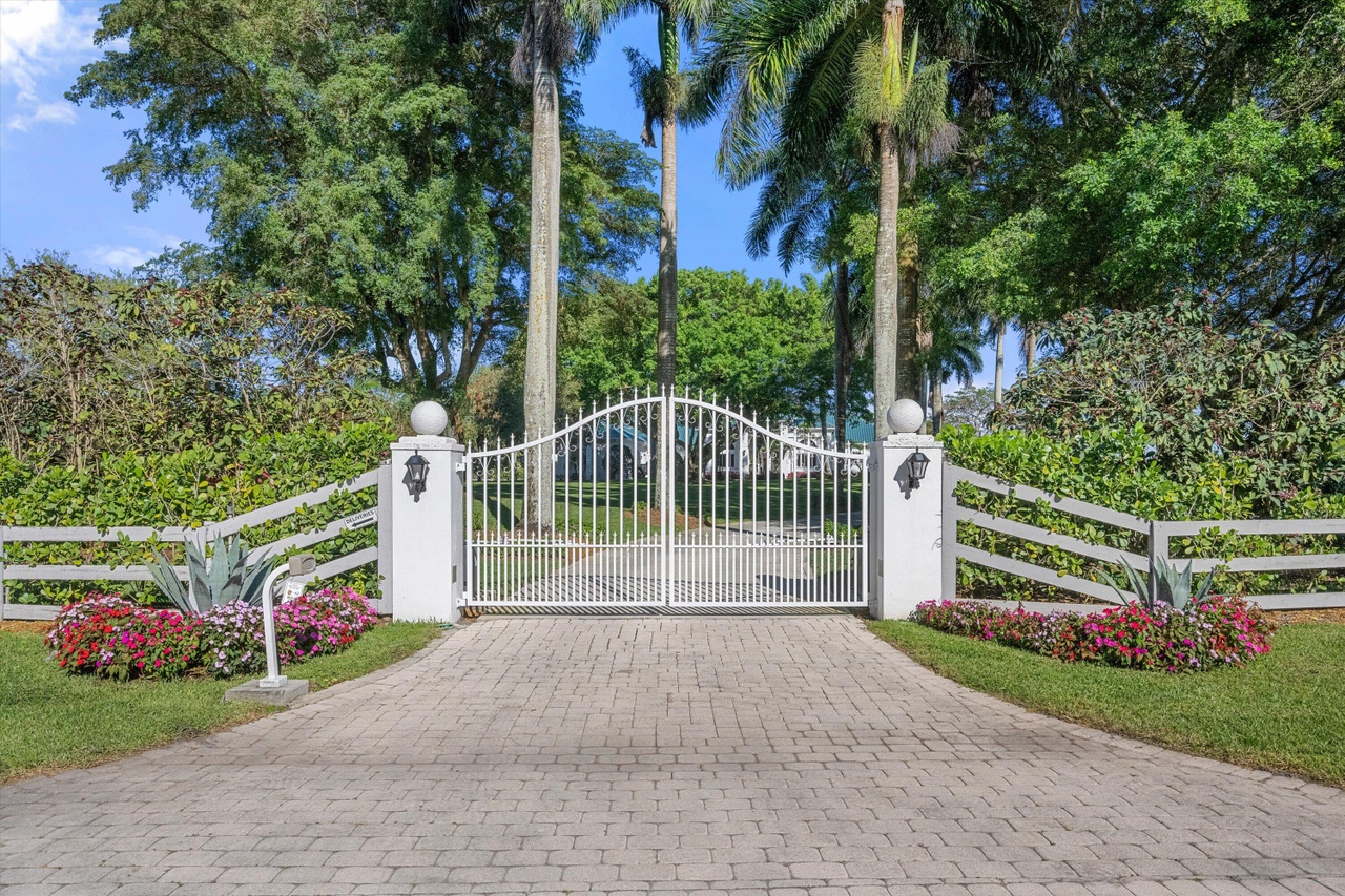 3220 Santa Barbara Dr, Wellington, FL 33414