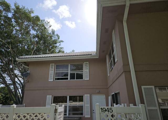 Property at 1945 Stratford Way, West Palm Beach, FL 33409, 2 beds, 2.5 baths