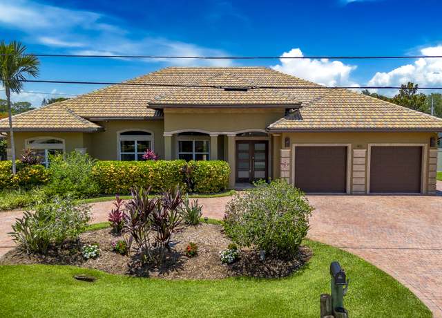 Property at 401 SE Verada Ave, Port Saint Lucie, FL 34983, 4 beds, 3 baths