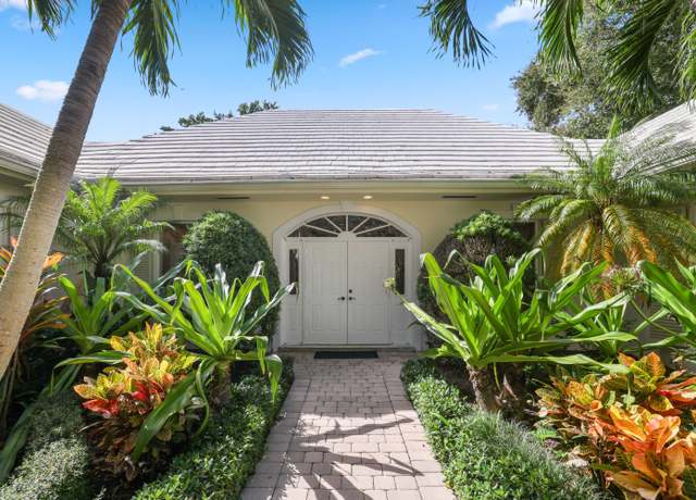 Property at 4 Country Rd, Village Of Golf, FL 33436, 4 beds, 3 baths