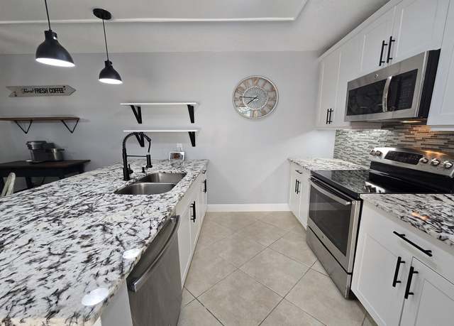 Property at 3717 SW Sunset Trace Cir, Palm City, FL 34990, 2 beds, 2.5 baths