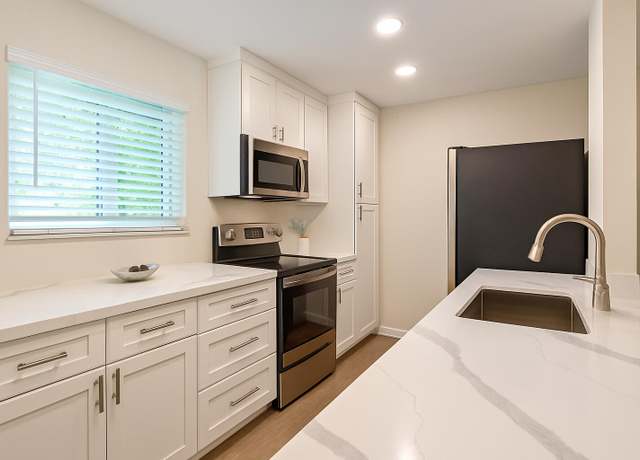Property at 900 SW 9th Street Cir S #206, Boca Raton, FL 33486, 2 beds, 2 baths