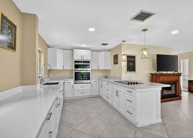 Property at 324 Orange Tree Dr #5, Atlantis, FL 33462, 2 beds, 2 baths