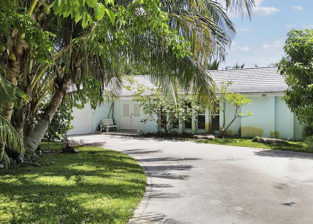 Property at 808 Country Club Dr, North Palm Beach, FL 33408, 4 beds, 2 baths