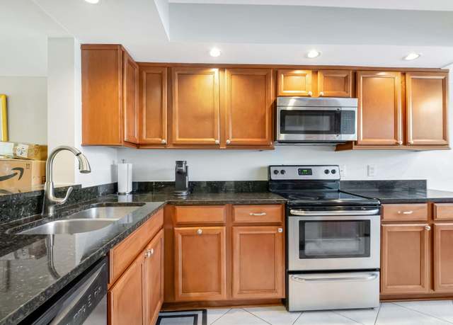 Property at 624 NE 20th Ln, Boynton Beach, FL 33435, 2 beds, 2.5 baths