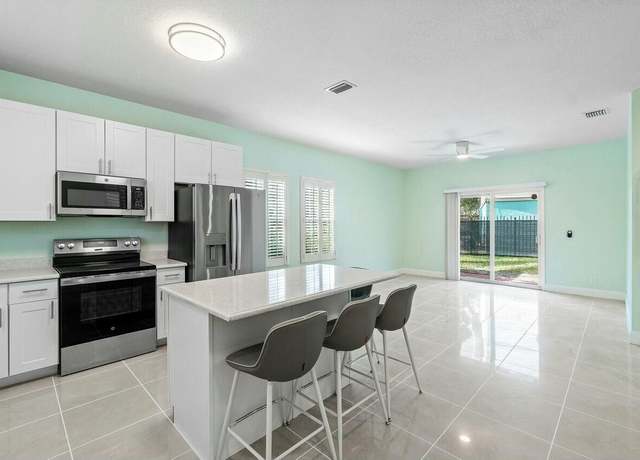 Property at 4216 Leo Ln Unit 4e, Palm Beach Gardens, FL 33410, 4 beds, 2 baths