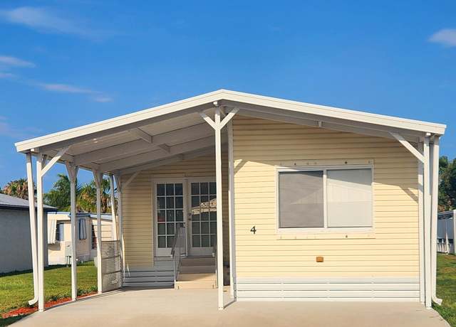 Property at 4 SE Los Gatos Ln, Port Saint Lucie, FL 34952, 2 beds, 2 baths