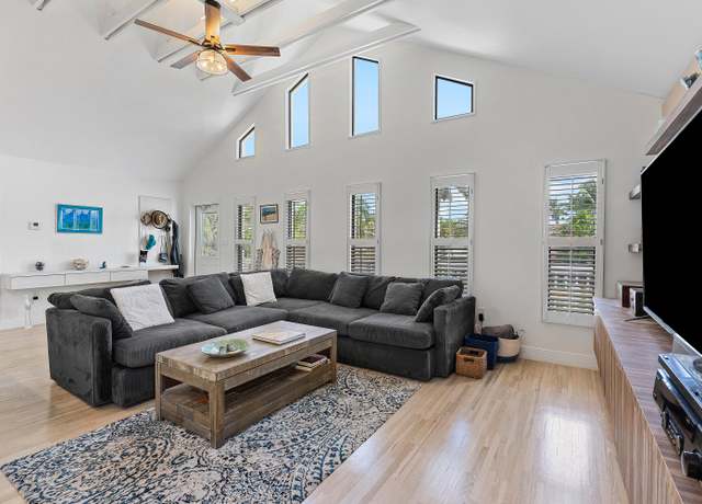 Property at 638 NE 8th Ave, Boynton Beach, FL 33435, 4 beds, 2.5 baths