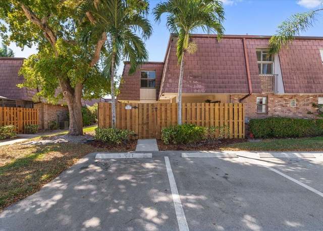 Property at 7585 Courtyard Run W, Boca Raton, FL 33433, 3 beds, 2.5 baths