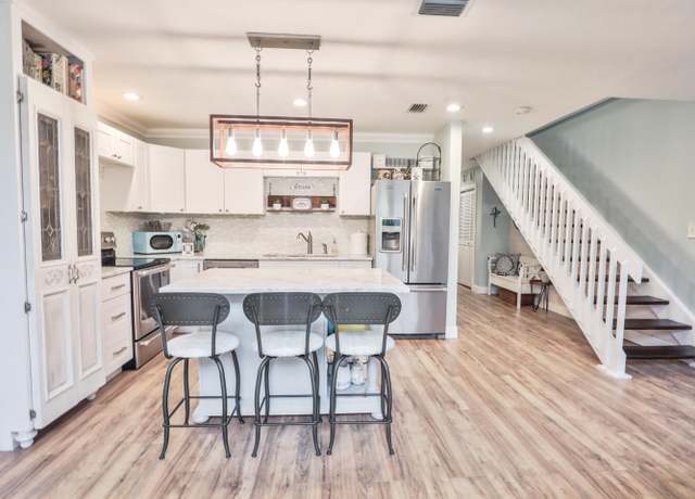 Property at 2989 Bent Pine Dr, Fort Pierce, FL 34951, 2 beds, 2.5 baths