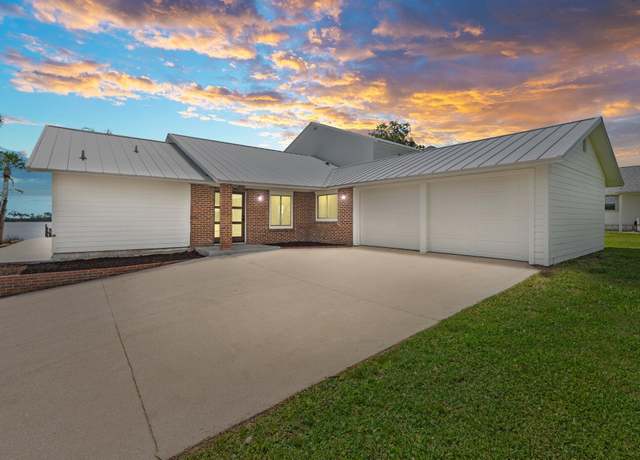 Property at 9670 Riverview Dr, Micco, FL 32976, 4 beds, 3 baths